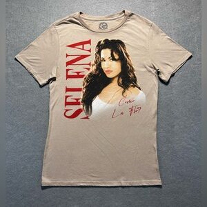 Selena Quintanilla “Como La Flor” Tour Graphic Tee Women’s Medium Tan